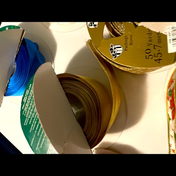 12 spindles of high quality ribbon & pre made bows - Picture 11 of 16